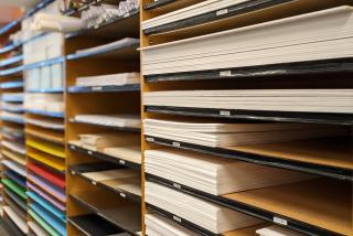 Papier, Karton, Papp und andere Materialien in diversen Farben für den in Regalen