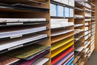 Papier, Karton, Papp und andere Materialien in diversen Farben in Regalen